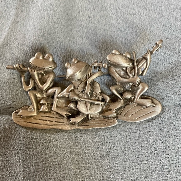 Vintage JJ Jonette Pewter Frog Band Trio Brooch - Picture 1 of 3